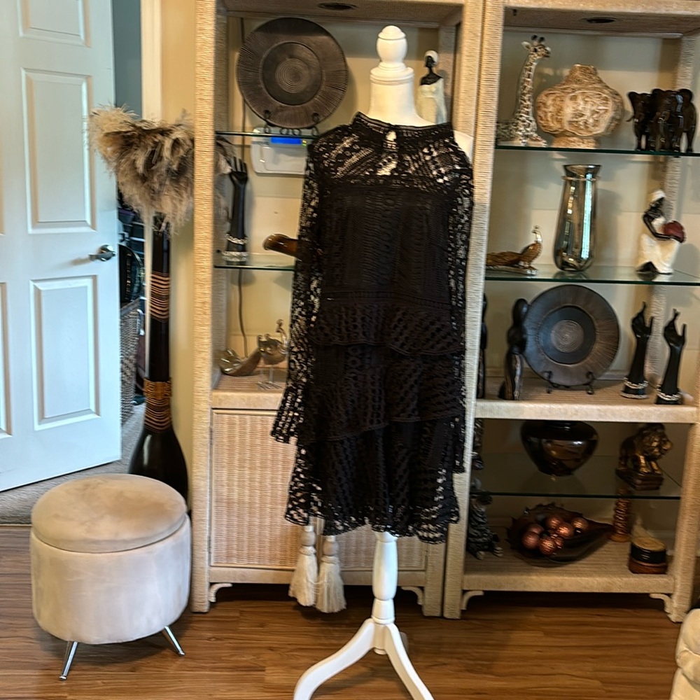 I am selling a black dress lace